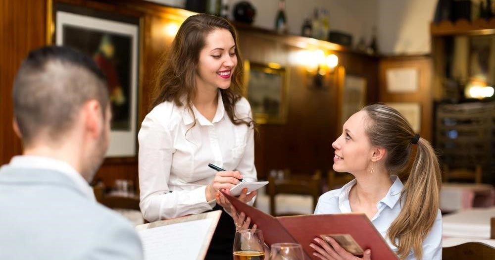 Nhân viên phục vụ chuyên nghiệp khéo léo sẽ đem lại doanh thu cho nhà hàng