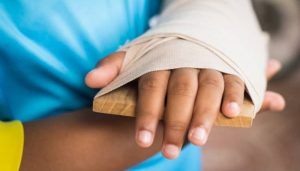 Cách sơ cứu khi gãy xương tay