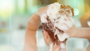 gội đầu 2 lần là một trong những cách gội đầu lâu bết