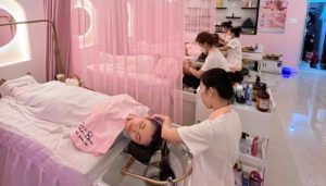 gội đầu bằng thảo mộc là một trong những cách gội đầu lâu bết hiệu quả