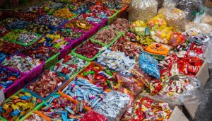 Nhập hàng bánh kẹo tại các chợ đầu mối ở Việt Nam