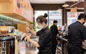 đi làm thêm để giảm bớt gánh nặng gia đình