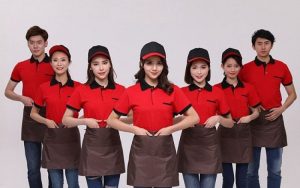 mặc thử size đồng phục trước khi đặt may