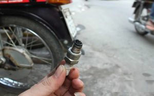 kiểm tra và thay bugi sirius